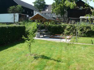 Sitzgruppe und Sandkasten auf Wiese