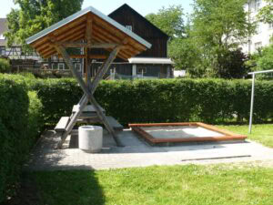 Sitzgruppe und Sandkasten